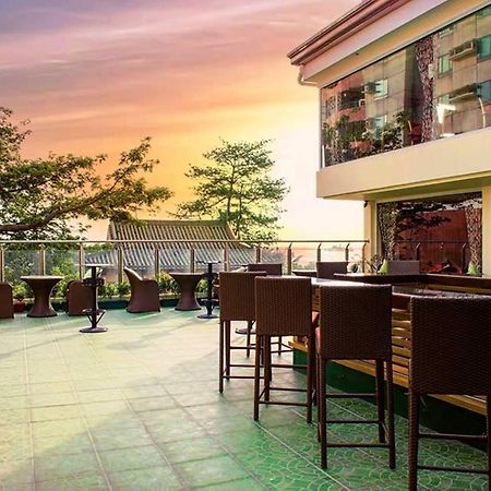 D Circle Hotel Manila Kültér fotó