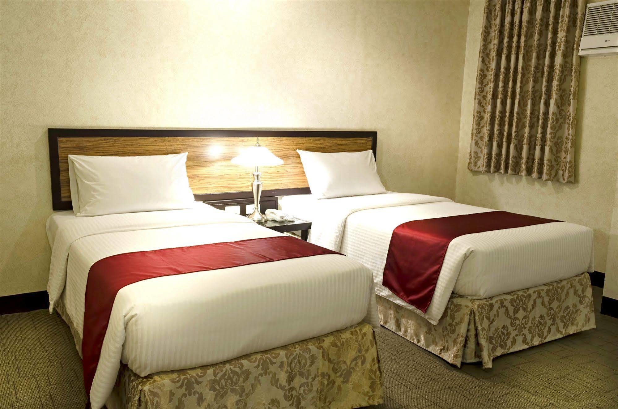 D Circle Hotel Manila Kültér fotó