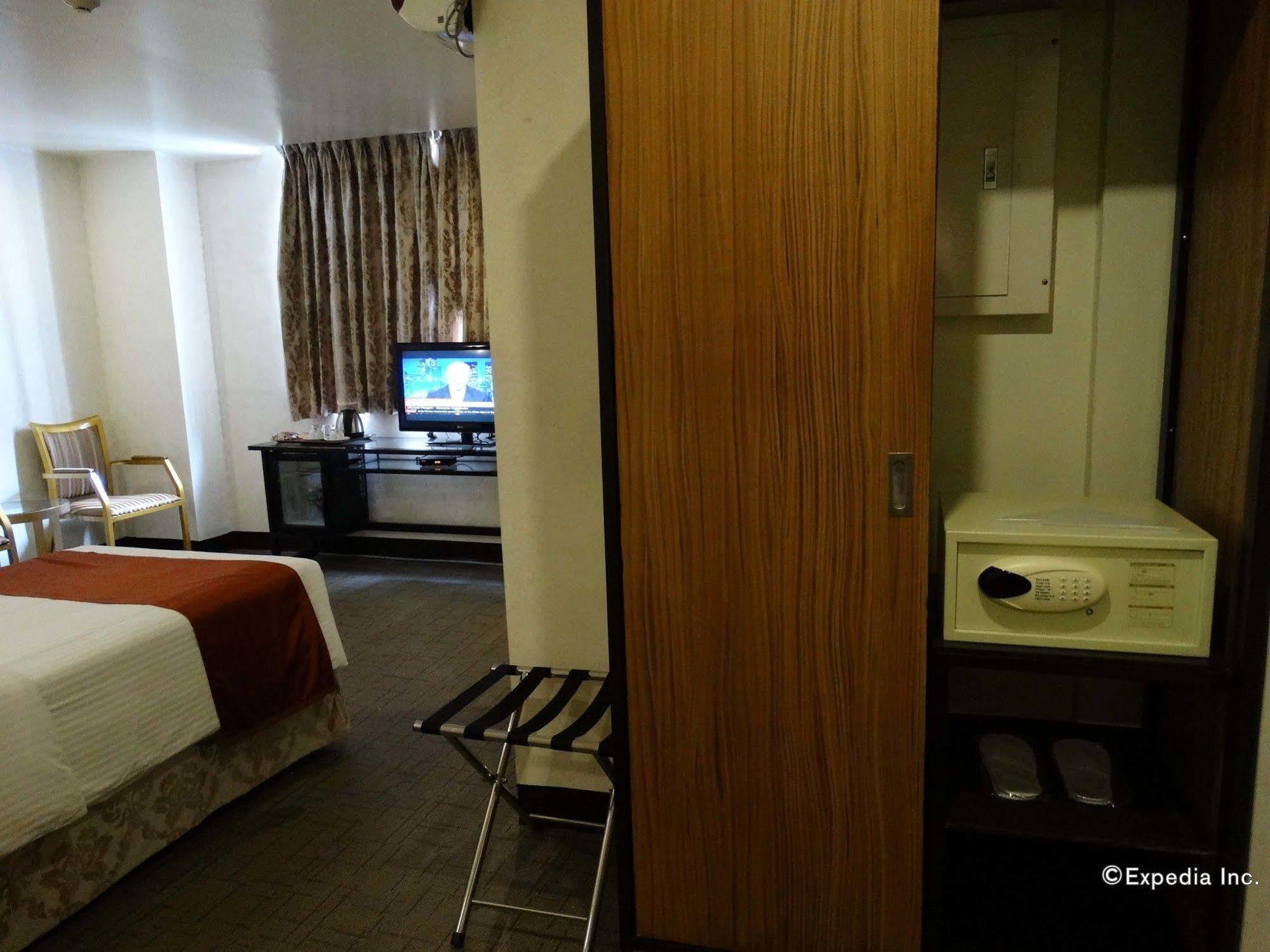D Circle Hotel Manila Kültér fotó